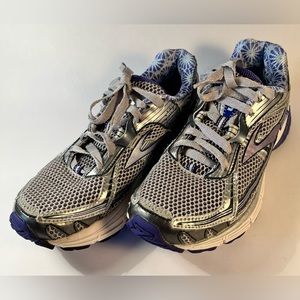 Brooks Ravenna tennis shoes Womens size 7.5 silver with purple great shape